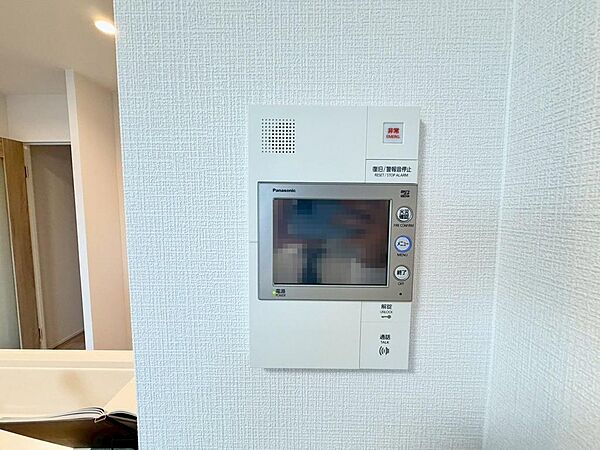 来客を確認できるモニター付きインターホンです♪