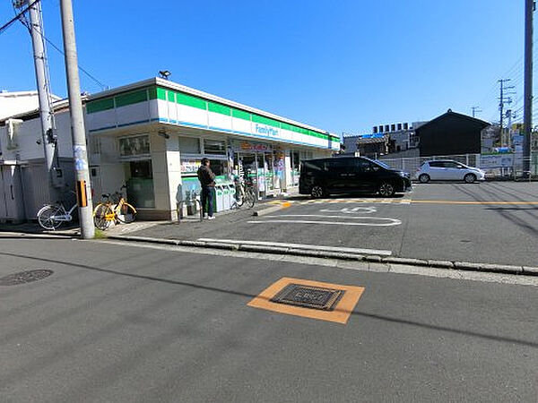 ファミリーマート堺一条通店まで徒歩３分
