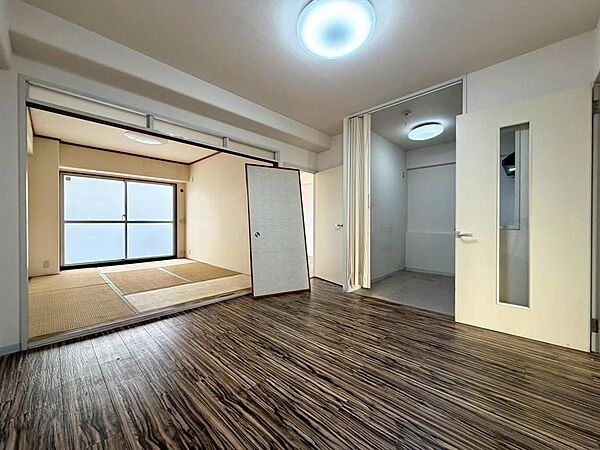 お部屋の真ん中にダイニングキッチンがあるので、家族と顔を合わす時間が増えますね♪