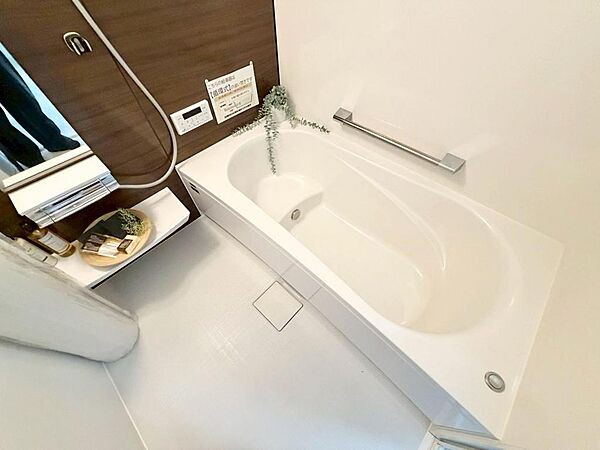 ゆったりとくつろげる綺麗な浴室ですよ！時間短縮でシャワーだけの方も多いですが、一日の疲れを癒すため湯船に浸かれば心身ともにリラックスできますね♪