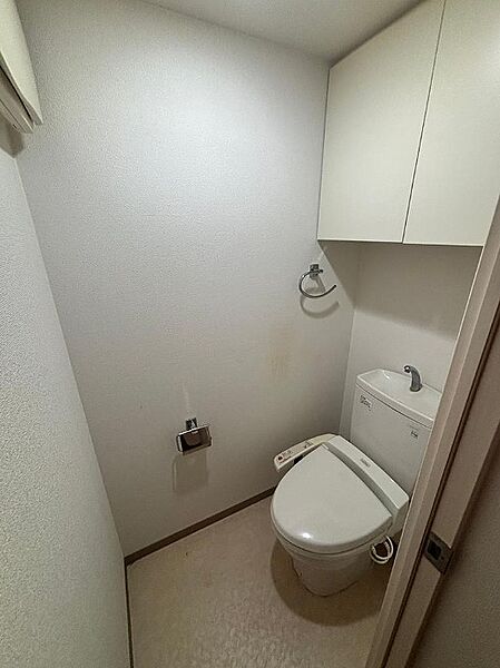 温水洗浄便座ですので、寒い日も温かい便座で安心して使用していただけますよ！