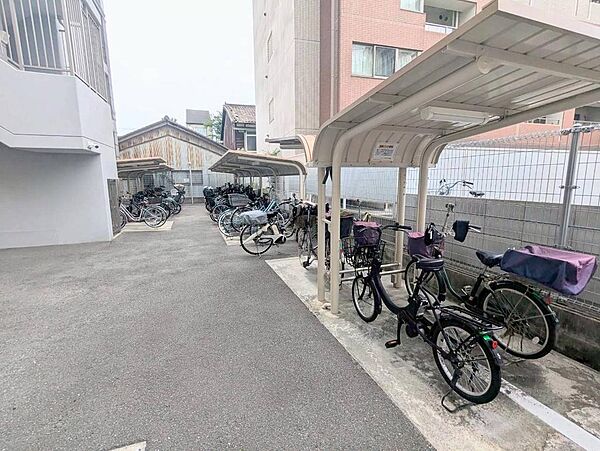 駐輪場に屋根があるので、雨の日に自転車が濡れにくく嬉しいですね♪