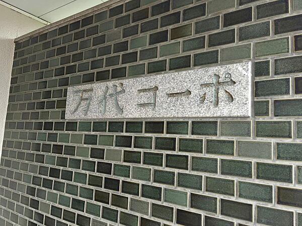 壁付けキッチンです♪コンロの前に窓があるので、換気しやすく明るいキッチンです！
