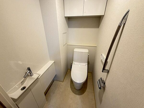 寒い日は特に助かる温水洗浄便座付きトイレです！棚がございますので、トイレットペーパーなどの置き場所に困らないですね！