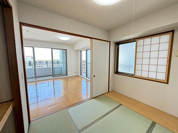 【和室】趣のある床の間付きの和室です♪押入もあるため、来客用に使うもよし、寝室に使うもよし！万能な和室です♪