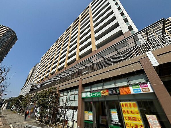 ウォークスルークローゼットですよ♪通り抜けできるので、ウォークインに比べて生活動線が格段に短くなり、家事の時短につながりますね♪
