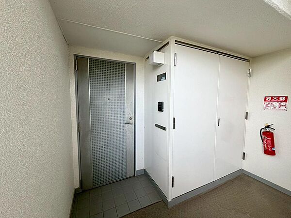 独立性の高い玄関です。高級感もありお住まいの顔にふさわしい佇まいですね。