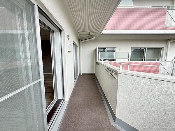 開放感のあるバルコニーです♪お洗濯も楽々快適に干せますよ♪南面バルコニーですので、日当たり良好で洗濯物がよく乾きますね！