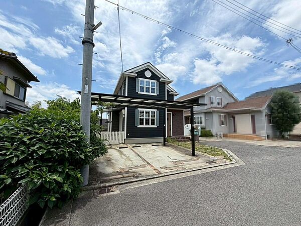 並列に駐車２台可能です！車の出し入れもスムーズに出来ますね♪