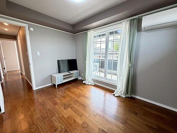 カナダ輸入の住宅のオシャレなお家です♪空家なのでご都合に合わせてご内覧頂けます♪お気軽にお問合せ下さい♪