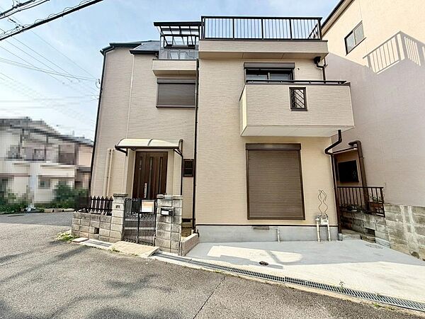 ゆとりの玄関ですよ！シューズボックスも置けるので、散らかりがちな玄関も片付きますね！