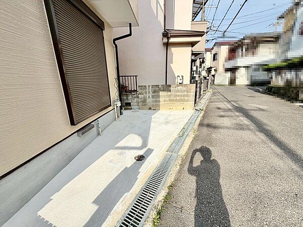 【洗面台新調】ゆとりのある洗面所ですよ！家族そろって身支度出来ますね！シャワー付き洗面台ですので、寝ぐせ直しもラクラクですね！