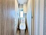 トイレ：【トイレ新調してます】トイレ内に窓があるので、換気しやすく匂いもこもりませんね♪