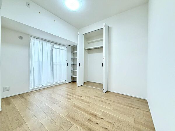 バルコニーに面し明るく、壁をいかしてベッドなど家具配置がしやすそうな居室です！