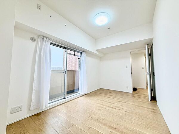 各居室にはクローゼットを完備し、家具の配置にも困らない設計がされており、採光と室内のバランスが絶妙です。