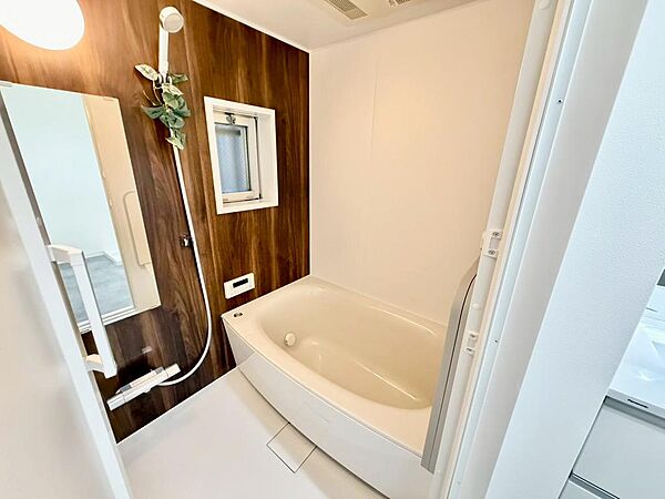 【浴室新調】ゆったりとくつろげる綺麗な浴室ですよ！浴室に窓が付いているので、換気ができて湿気やカビ防止になりますよ！
