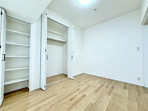 【クローゼット】お部屋を広く利用するために必須なクローゼットが全室付いています♪もちろんお荷物を収納されても良しの勝手の良いクローゼットは嬉しいですね♪