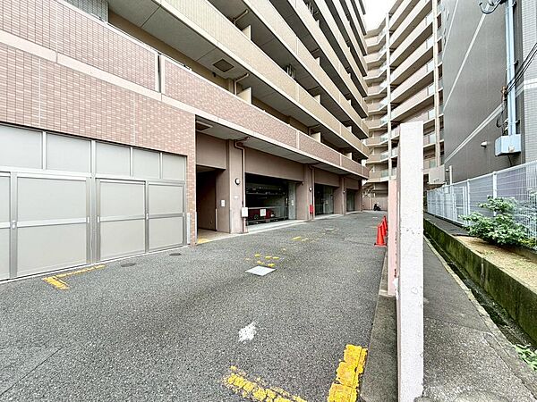 【駐車場】敷地内駐車場（月額：13000円～14500円）ございますよ！要確認！詳しくは担当までお問い合わせください！