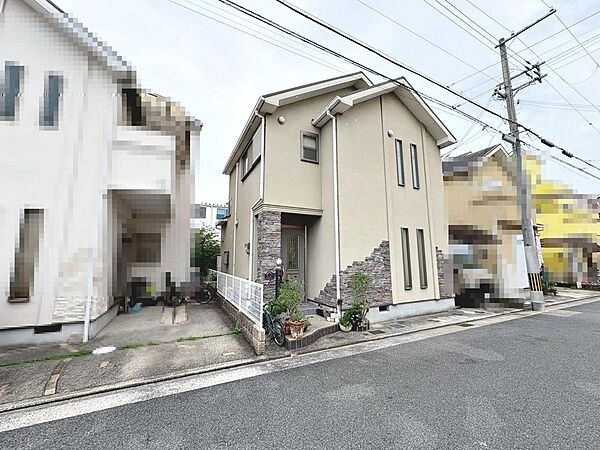 ゆとりのある洗面所ですよ！家族そろって身支度出来ますね！可動棚があるので、ストックやタオルなどの置き場所にも困りませんね！