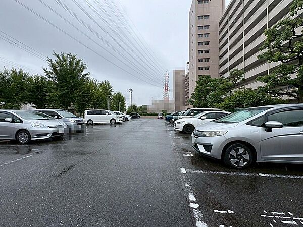 【駐車場】敷地内駐車場（月額：13000円～15500円）ございますよ！空き状況確認必要です！詳しくは担当までお問い合わせください！