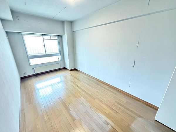【全洋室窓あますよ】穏やかな光が差し込む室内には、穏やかな時間が流れます。休日には、落ち着いた空間で自分の趣味を楽しむのはいかがですか。