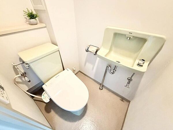 トイレ内に手洗い場があり清潔感がありますね！温水便座洗浄便座ですので、寒い日も温かい便座で安心して使用していただけますよ！