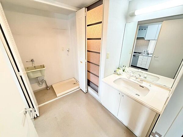 ゆとりある洗面室です！洗濯機の横にもシンクがあるので、土汚れなどを落とすのも便利です！