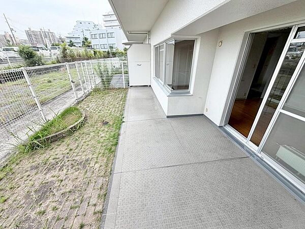 【専用庭ありますよ】ガーデニングや家庭菜園など趣味の幅も広がりますね♪夏にはビニールプールなども出来そうな広さです！