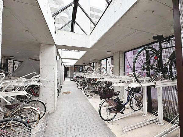 【駐輪場】屋根ございますので、雨で自転車が濡れないのは、嬉しいポイントですね！