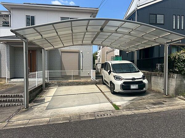 カーポート付駐車場です♪広々駐車スペースはママやお子様の自転車も停められますね！