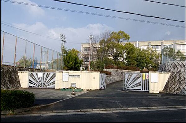 光明台中学校まで徒歩２６分