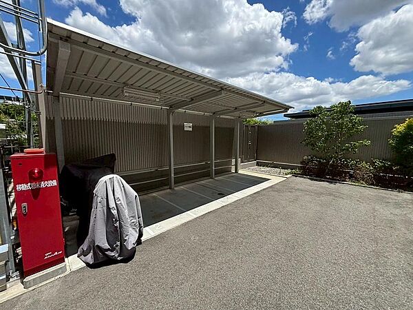 バイク置き場・駐輪場に屋根があるので、雨の日に自転車が濡れにくく嬉しいですね♪