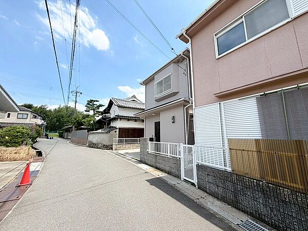 前面道路幅は約５．５mと広く、開放感がございます♪