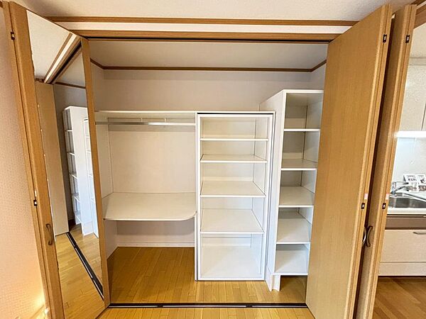 【クローゼットありますよ】お部屋を広く利用するために必須なクローゼットが全洋室に付いています♪もちろんお荷物を収納されても良しの勝手の良いクローゼットは嬉しいですね♪