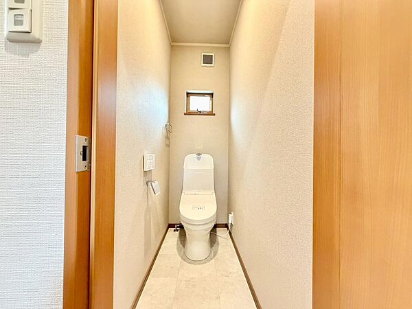 【トイレ】温水便座洗浄便座ですので、寒い日も温かい便座で安心して使用していただけますよ！
