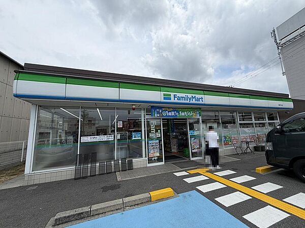 ファミリーマート美原今井店まで徒歩８分