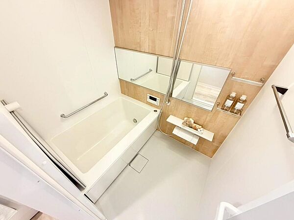 ゆったりとくつろげる綺麗な浴室ですよ！時間短縮でシャワーだけの方も多いですが、一日の疲れを癒すため湯船に浸かれば心身ともにリラックスできますね♪