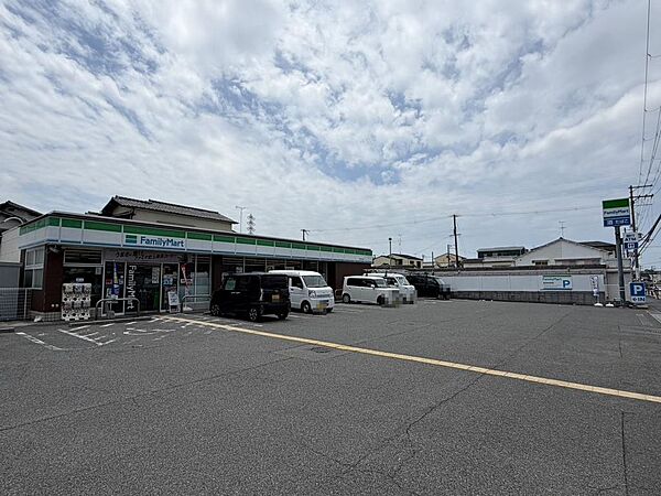 ファミリーマート堺深井中町店まで徒歩６分