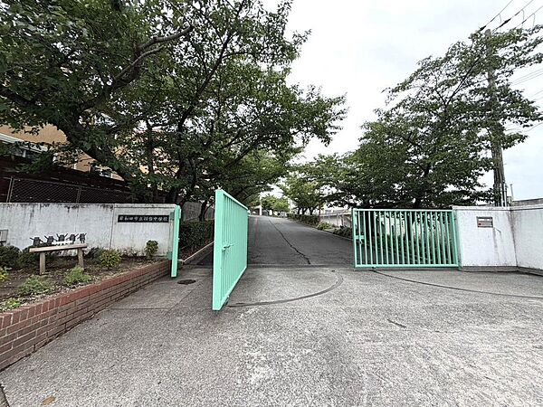 岸和田市立桜台中学校まで徒歩１７分