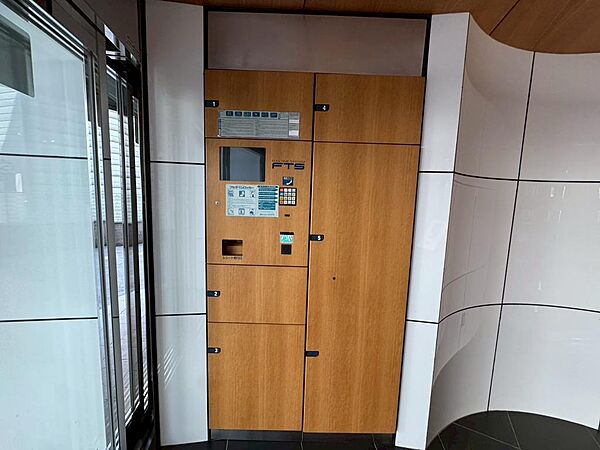 宅配ボックスがあるので、不在時でも荷物が受け取れて便利ですね！インターネットショッピングを活用する機会が多い方も、留守中に注文した商品が届くので配送時間を気にせずに注文をすることができます！