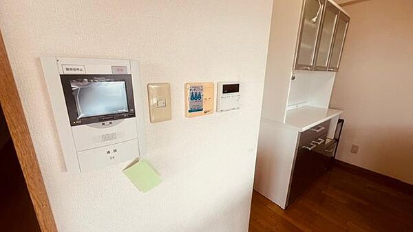 ＴＶモニター付きインターホンですので、突然の来客時にも外の様子が確認できて安心です！