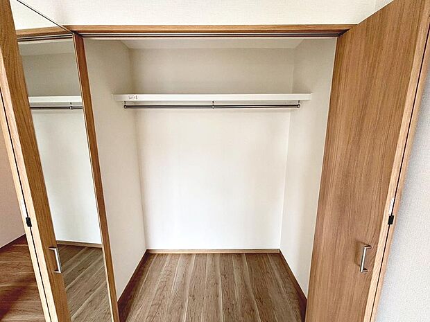 全室収納有!収納場所に困らず綺麗な室内を保てそうですね!クローゼットに鏡が付いているので、服を選んですぐに全身のバランスチェックができるから、毎日のコーディネートが楽しくなりますね!
