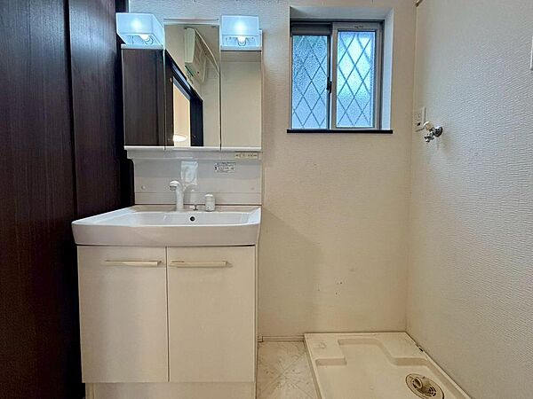 【シャワー付き洗面台】身だしなみを整えるのに重宝するシャワー付きの洗面台です♪洗面台に収納もあるため、整頓しやすいですね！
