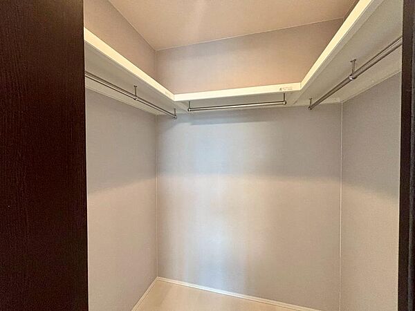 【収納】奥行のあるウォークインクローゼットで天井まで有効活用できるよう棚が設置されています。