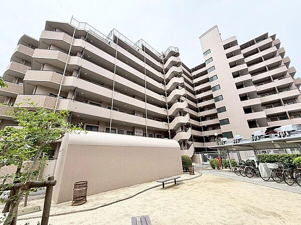 和室ございます♪一息つく時の癒しの空間や客間にも使えますね！リビングに隣接しているので、お子様のお昼寝スペースにもぴったりです♪
