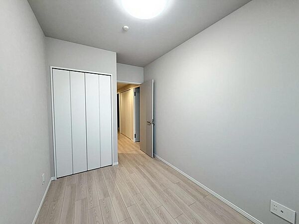 各居室にはクローゼットを完備し、家具の配置にも困らない設計がされており、採光と室内のバランスが絶妙です。