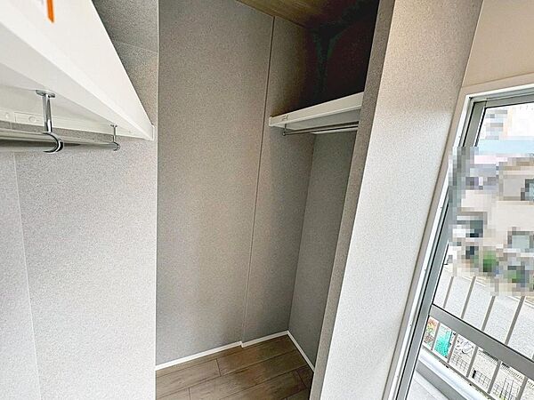 ウォークインクローゼットで天井まで有効活用できるよう棚が設置されています！