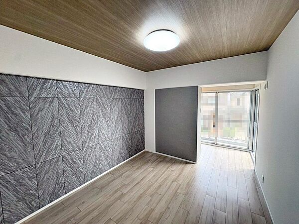 ゆとりのある約８．１３帖の洋室あります！大型家具もレイアウト自在です♪個性溢れる住まいにして下さいね♪