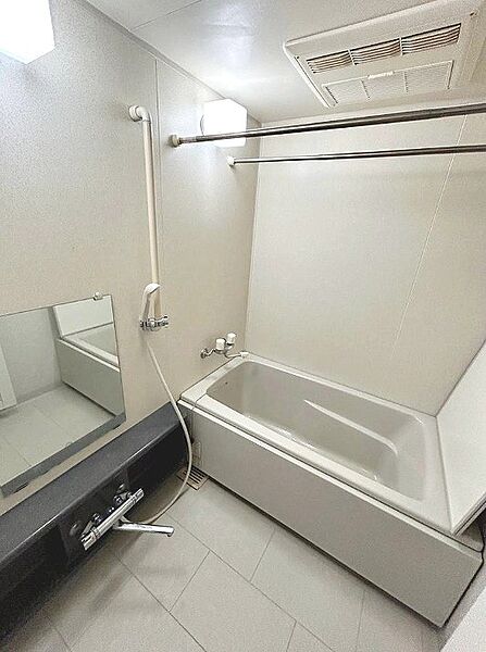 ゆったりとくつろげる綺麗な浴室ですよ！時間短縮でシャワーだけの方も多いですが、一日の疲れを癒すため湯船に浸かれば心身ともにリラックスできますね♪