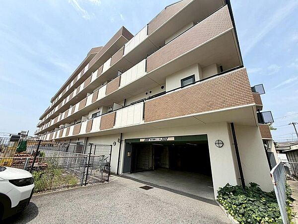 ファミリーマートまで徒歩４分！ココカラファインまで徒歩５分！お買い物に便利な立地ですね！